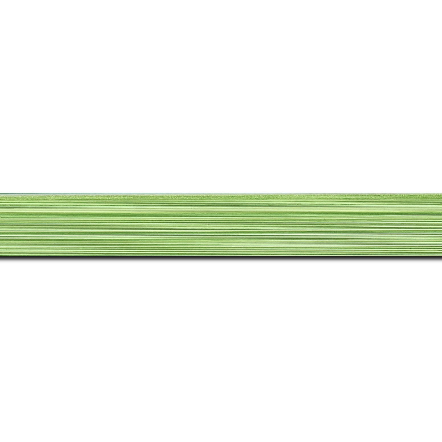 Baguette longueur 1.40m bois profil concave largeur 2.4cm couleur vert clair effet matière fond blanc