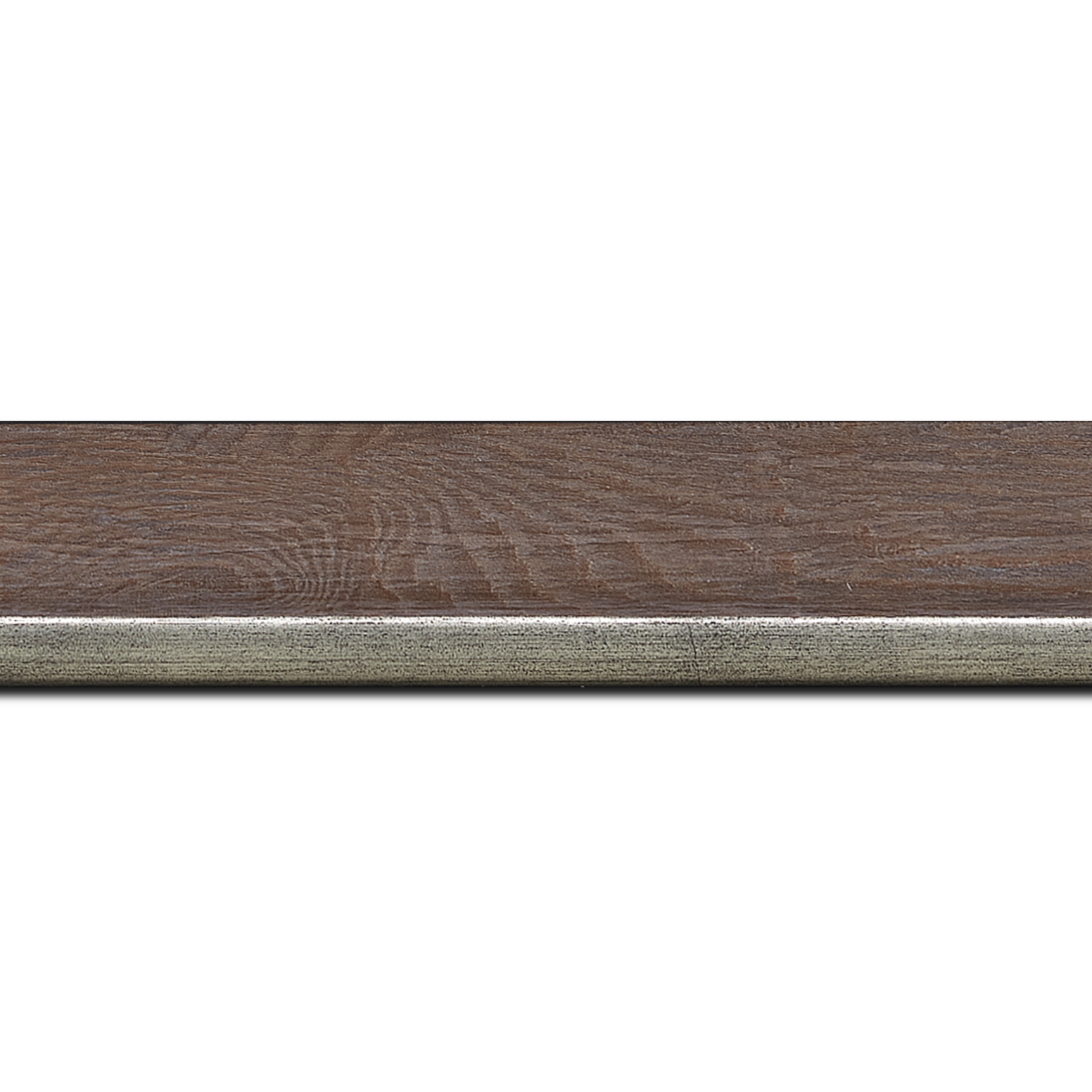 Baguette longueur 1.40m bois profil plat en pente largeur 3.5cm de couleur ton bois veiné teinté marron clair filet argent chaud