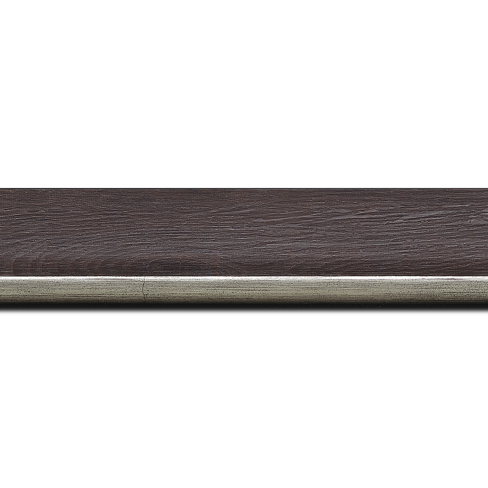 Baguette longueur 1.40m bois profil plat en pente largeur 3.5cm de couleur ton bois veiné teinté marron foncé filet argent chaud