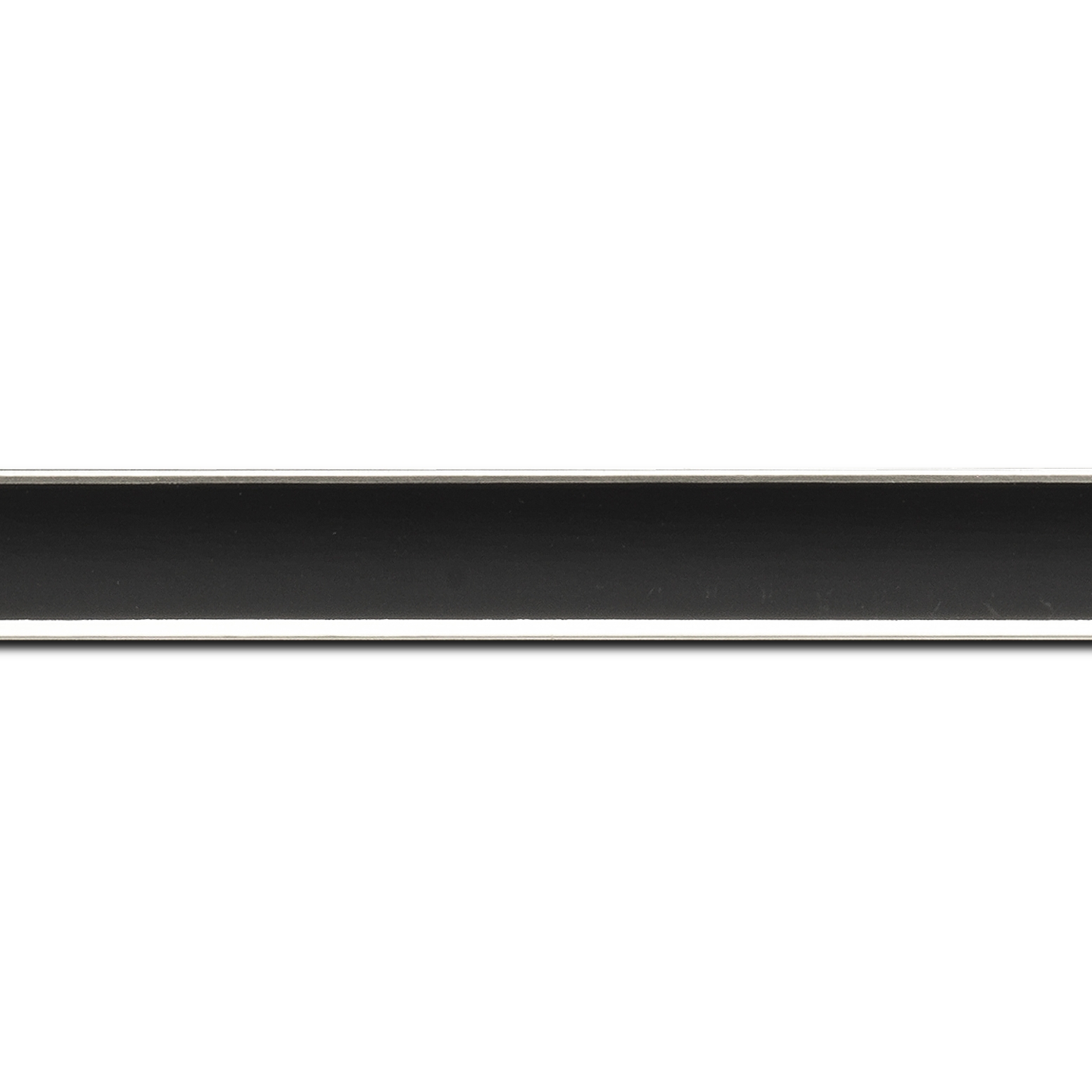 Baguette longueur 1.40m bois profil concave largeur 2.4cm couleur noir  satiné  filet argent de chaque coté